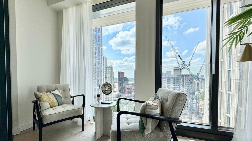 Flat Nine Elms Lane in Greater London