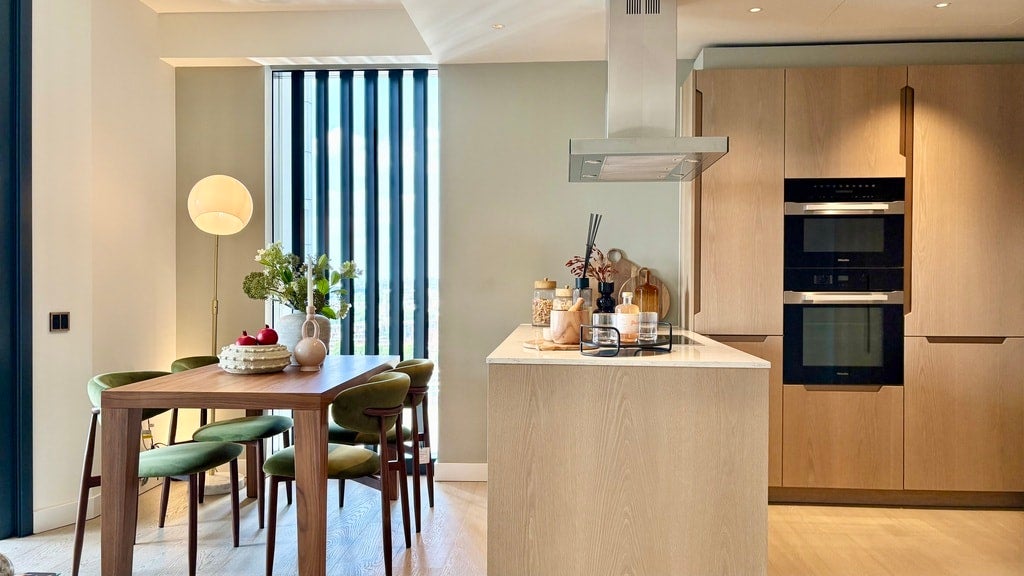 Flat Nine Elms Lane in Greater London