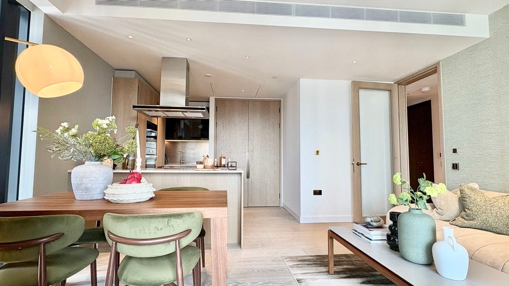 Flat Nine Elms Lane in Greater London