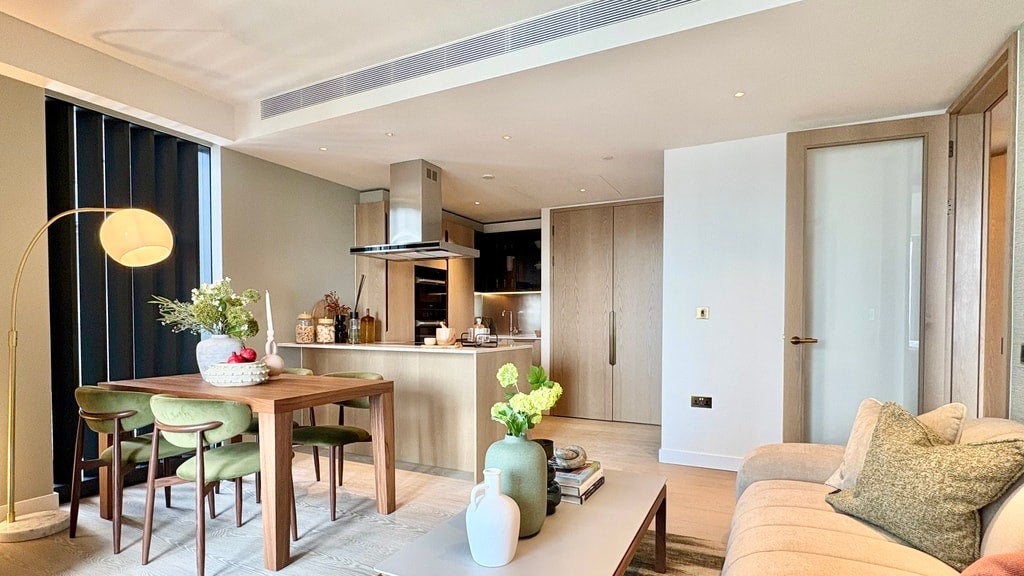 Flat Nine Elms Lane in Greater London