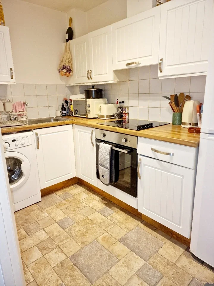 Flat Worcester Gardens in Slough