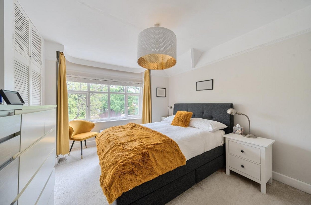 House Edward Avenue in Surrey Heath