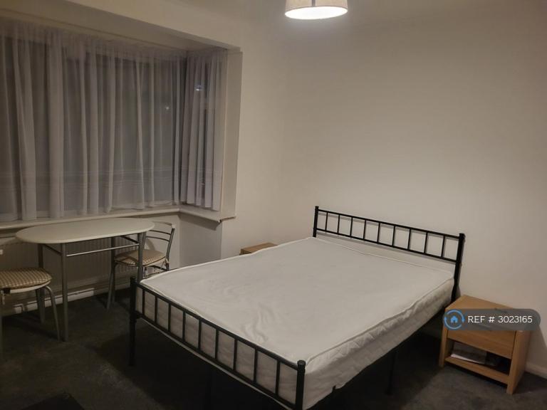 Room Havering Road in Greater London