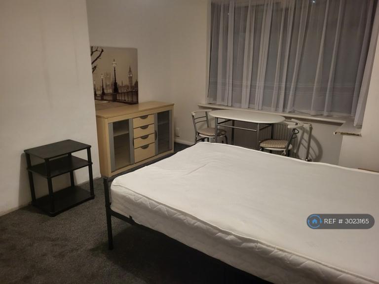 Room Havering Road in Greater London