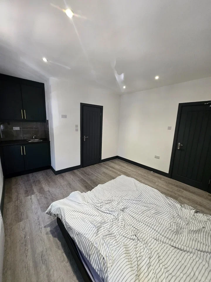 Flat Colham Avenue in Greater London