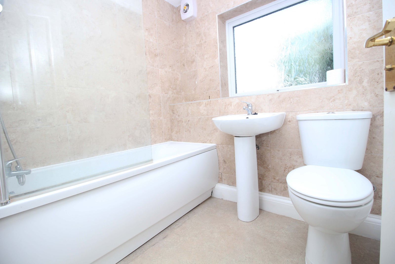 Flat Franklyn Gardens in Greater London