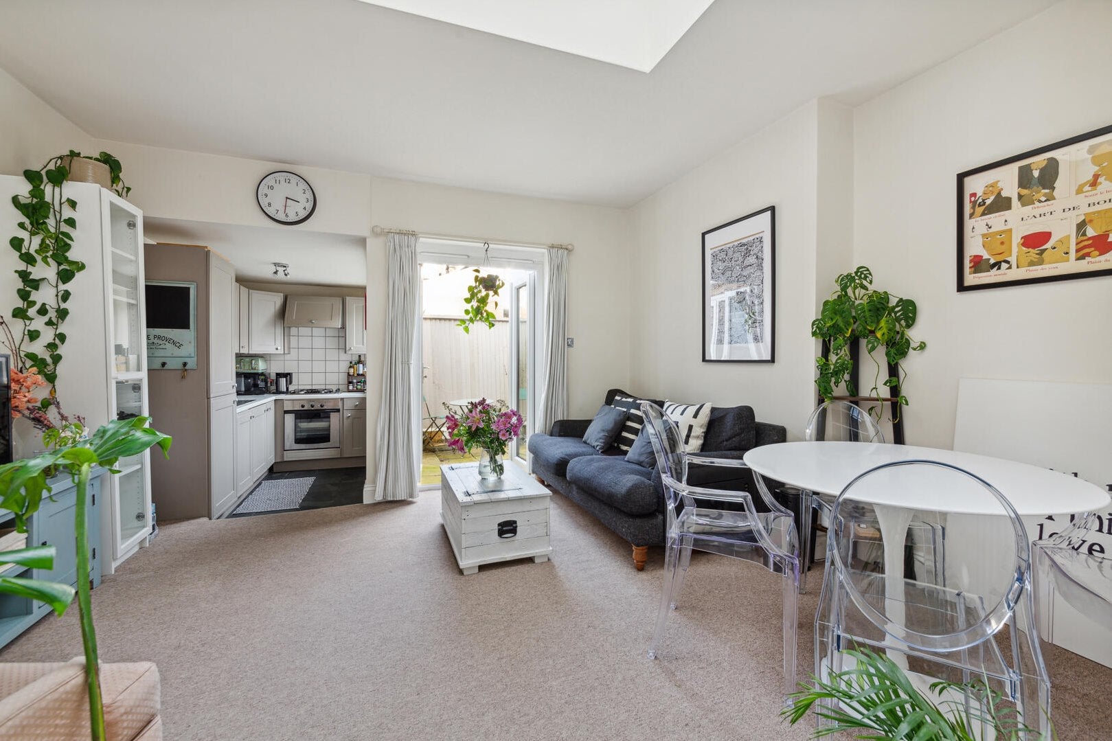 Flat Ballater Road in Greater London