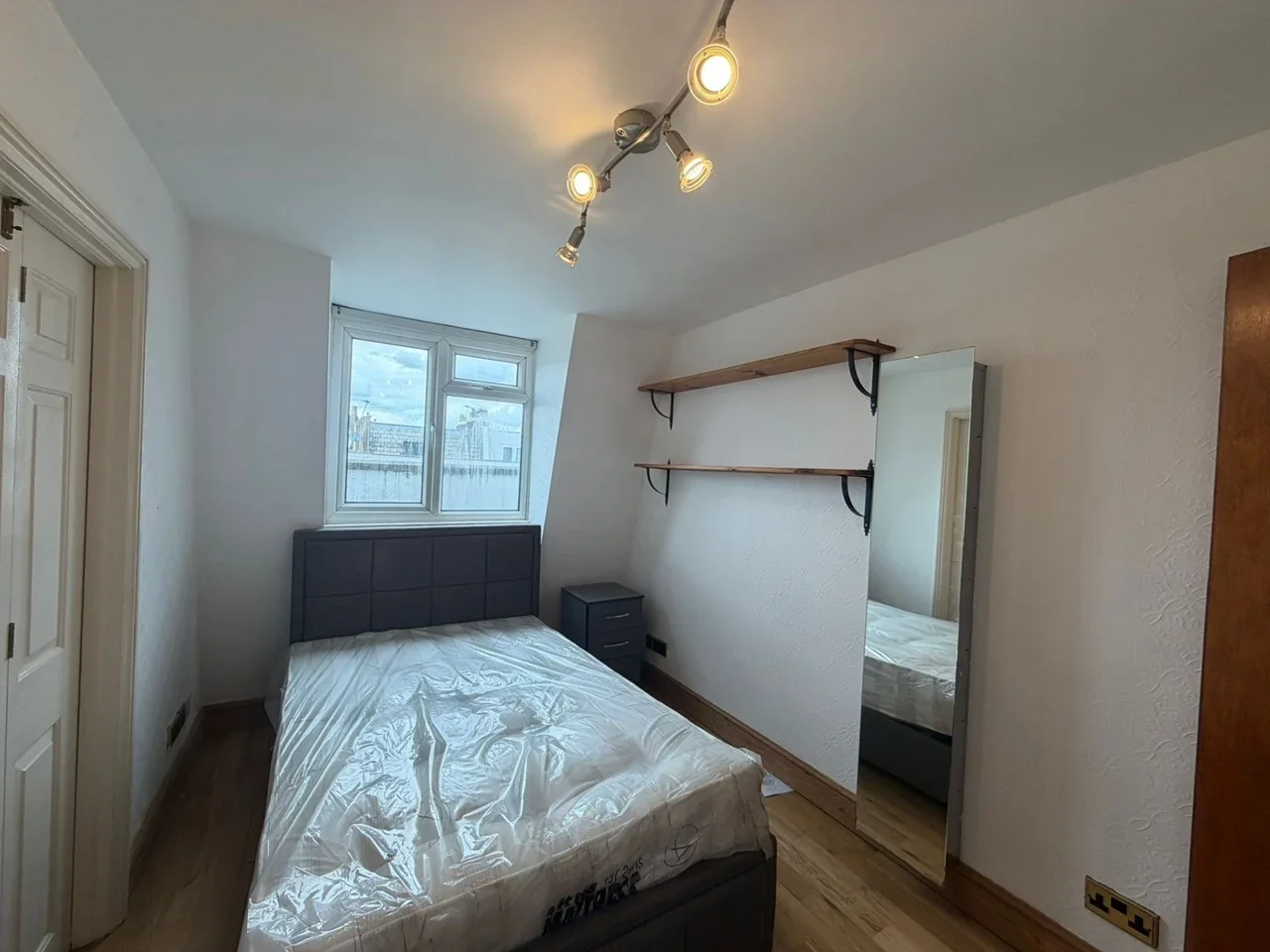 Flat Jackson Road in Greater London