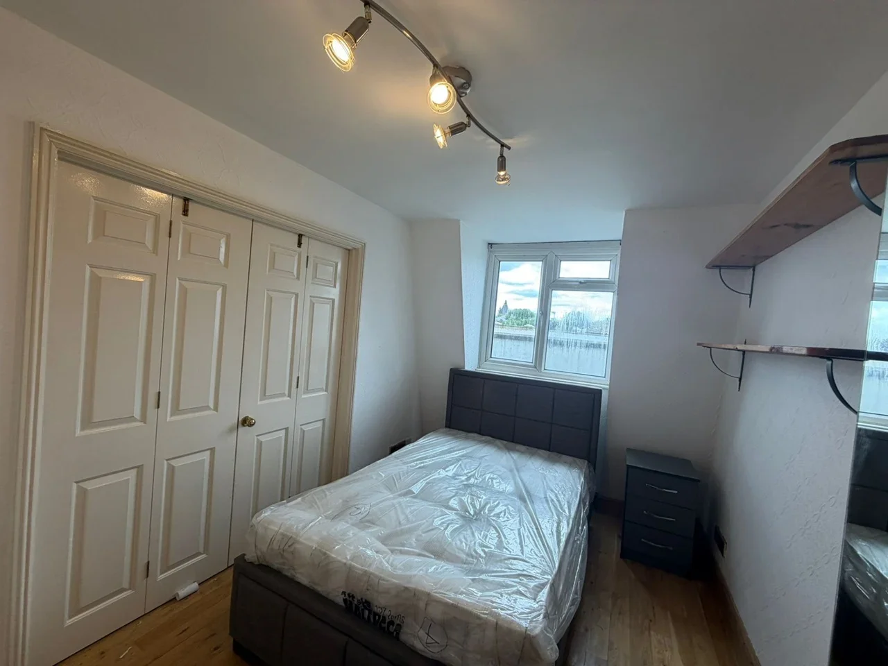 Flat Jackson Road in Greater London