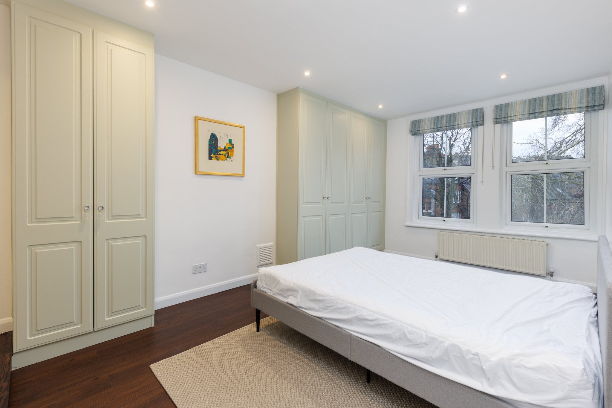 Flat Sinclair Gardens in Greater London