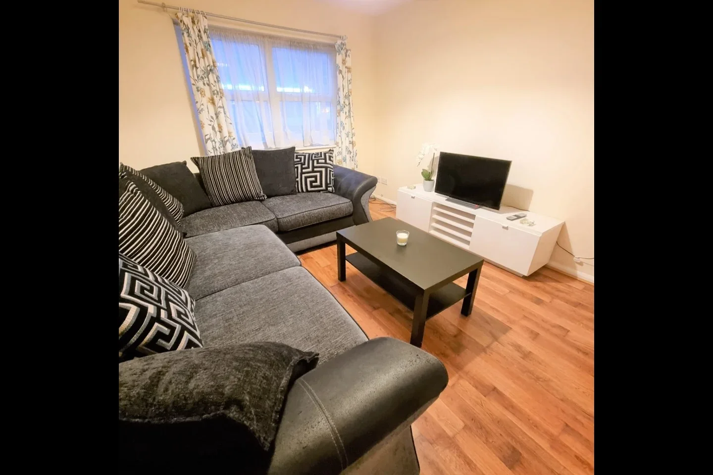 Flat Glenmere Row in Greater London