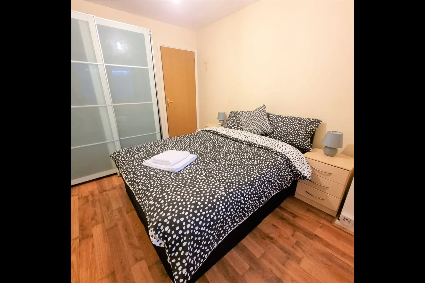 Flat Glenmere Row in Greater London
