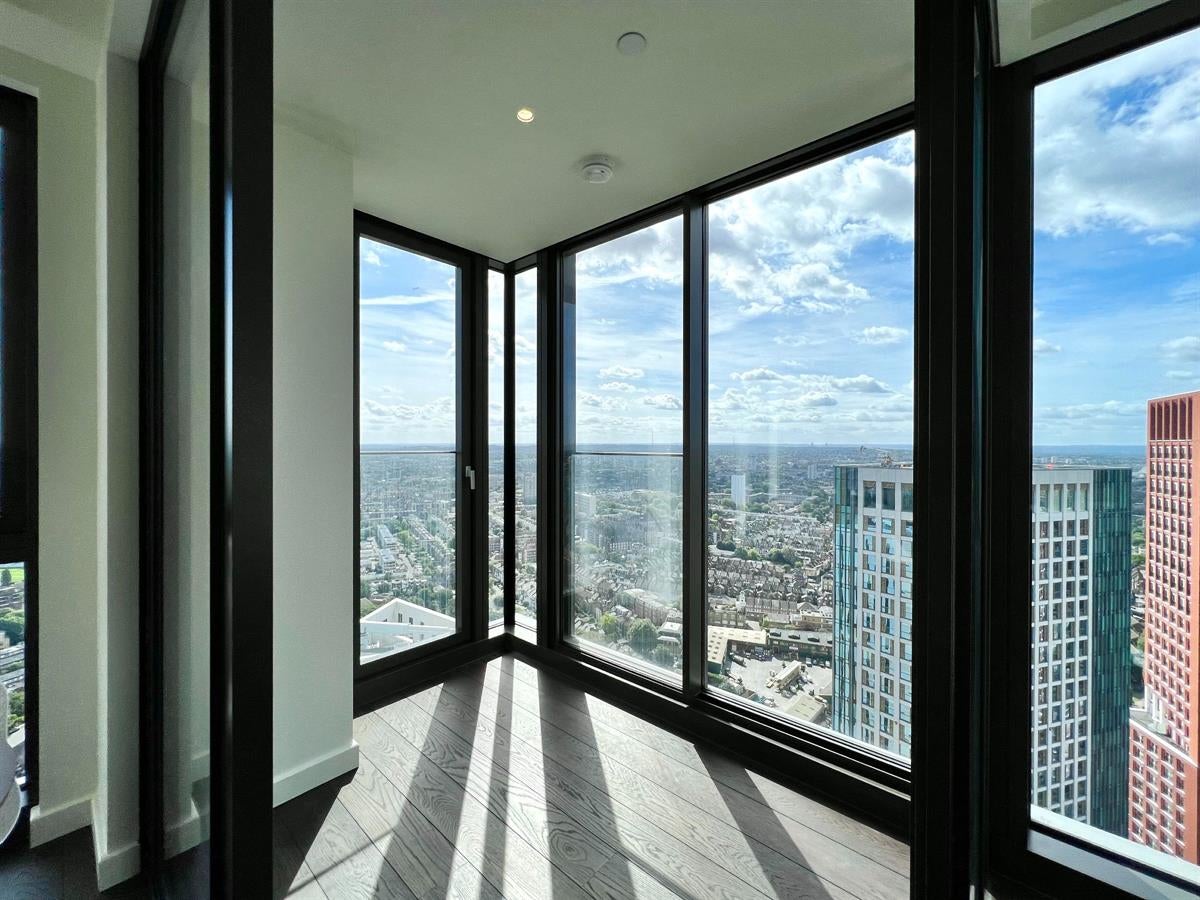 Flat Bondway in Greater London