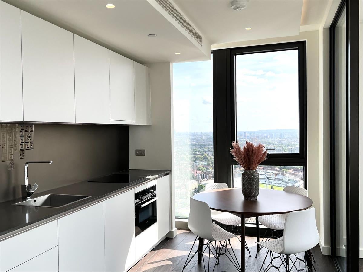 Flat Bondway in Greater London