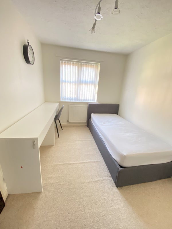 Room Midvale Avenue in Sheffield