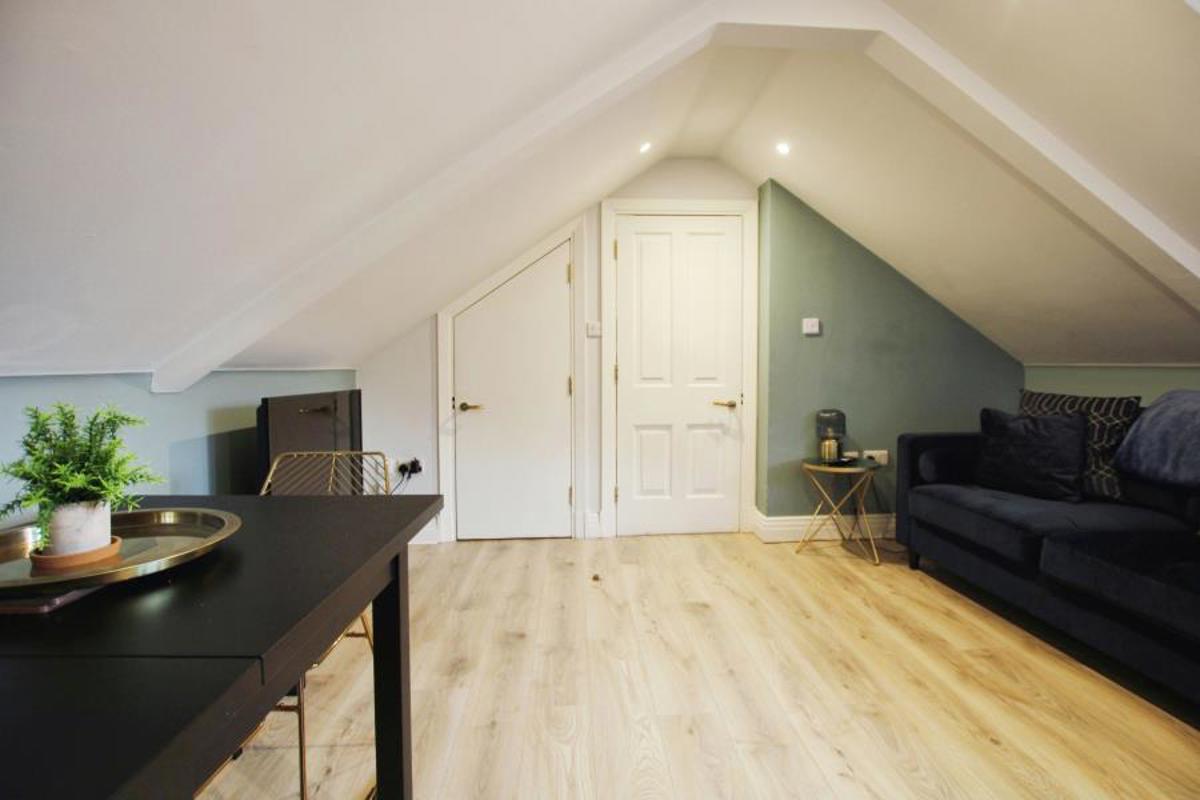 Flat Orchard Street in Bristol