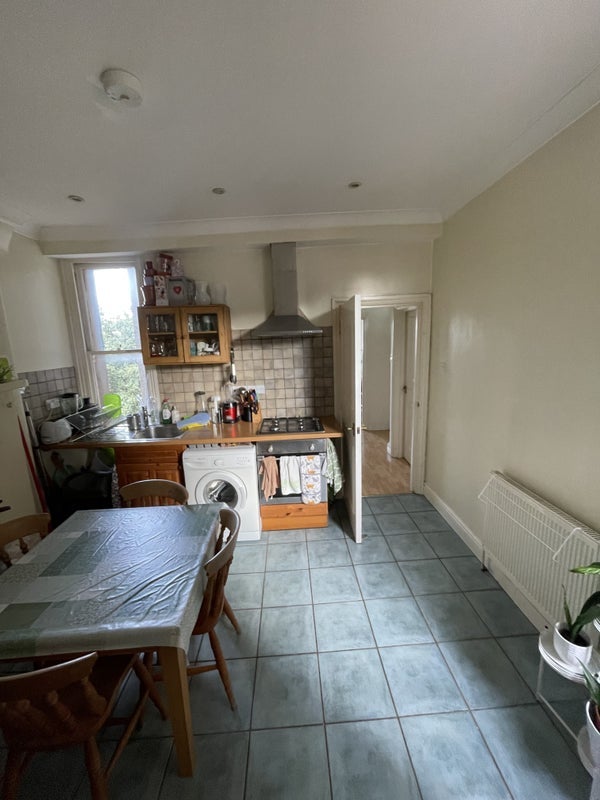 Room Kingwood Road in Greater London