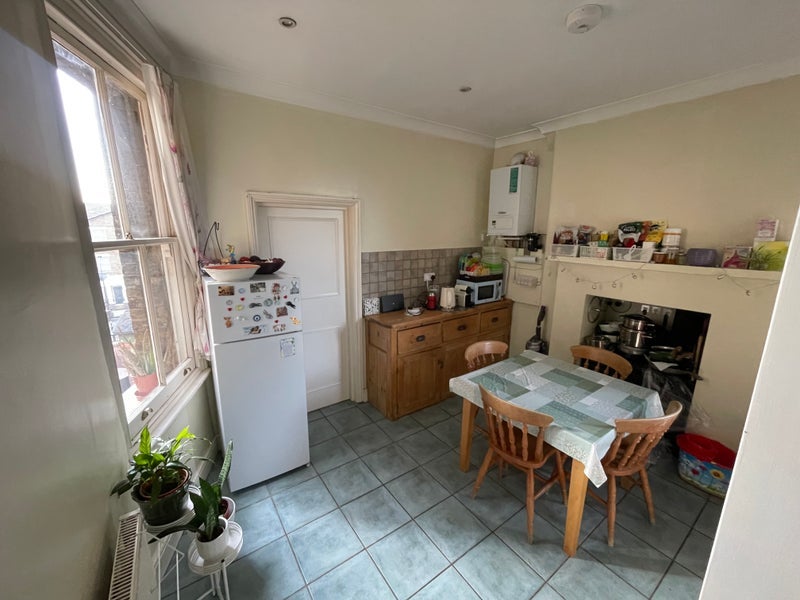 Room Kingwood Road in Greater London