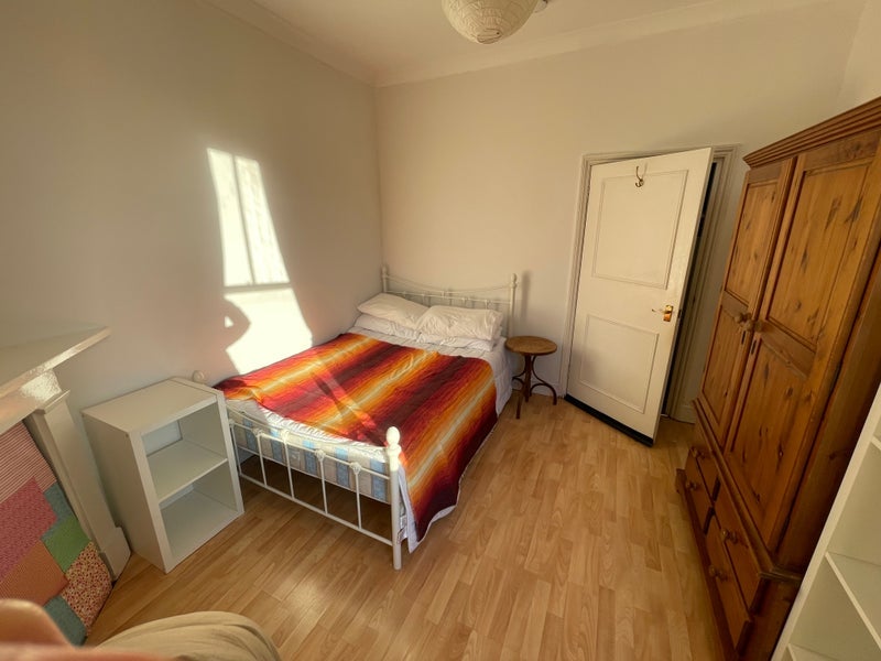 Room Kingwood Road in Greater London