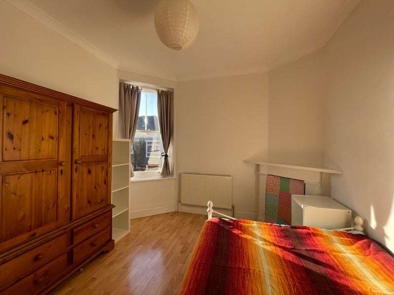 Room Kingwood Road in Greater London