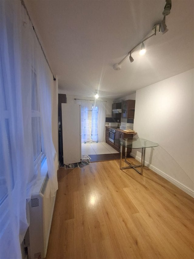 Flat Algernon Road in Greater London