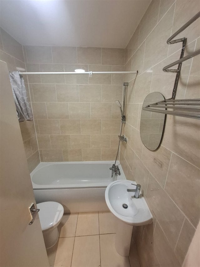 Flat Algernon Road in Greater London