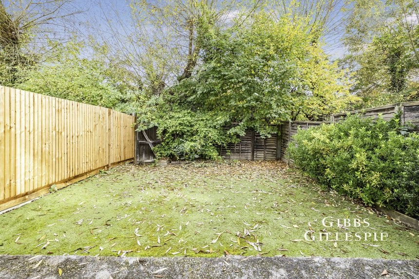 House Knoll Crescent in Greater London