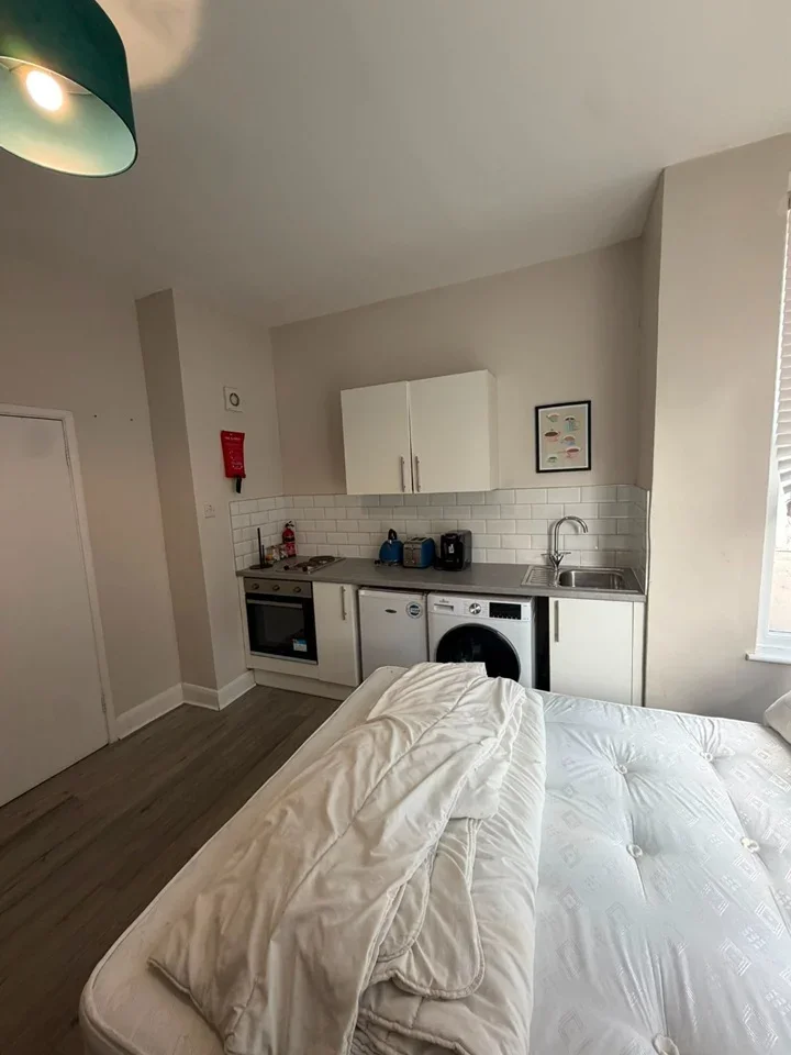 Flat Wightman Road in Greater London