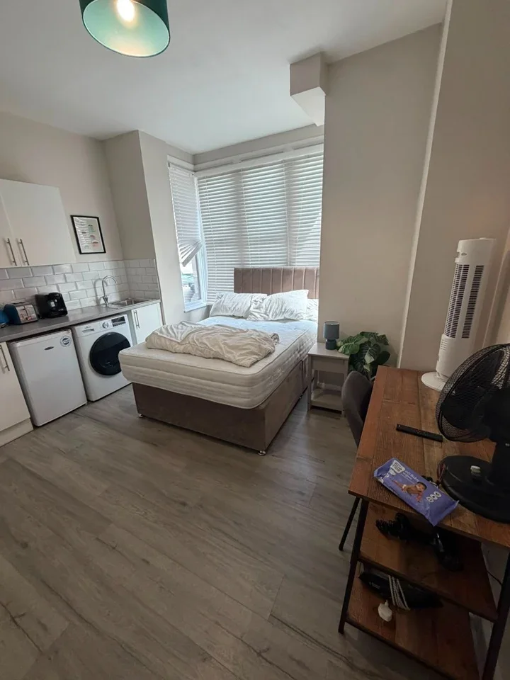 Flat Wightman Road in Greater London
