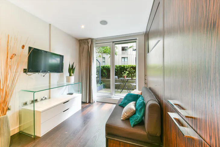 Flat Gatliff Road in City of Westminster