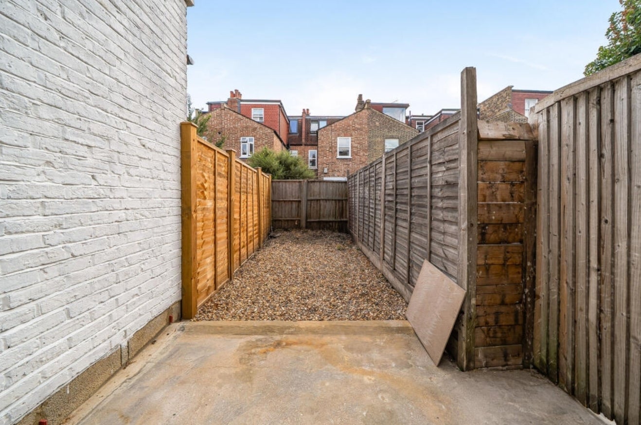 Flat Whellock Road in Greater London