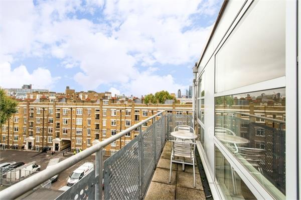Flat Sanctuary Street in Greater London