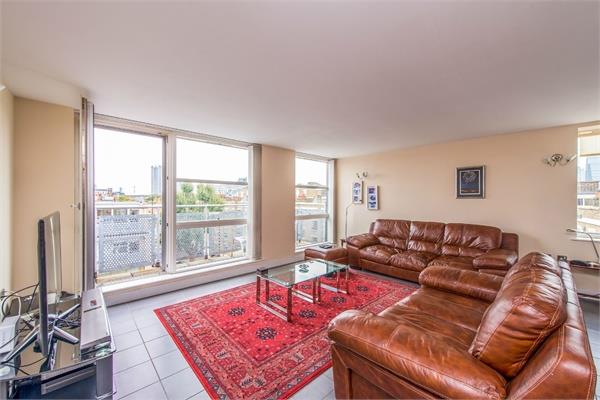 Flat Sanctuary Street in Greater London