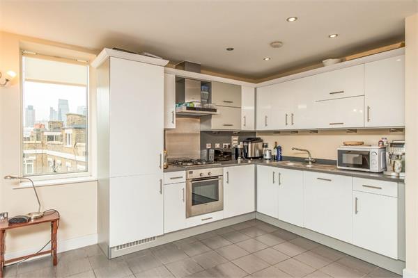 Flat Sanctuary Street in Greater London
