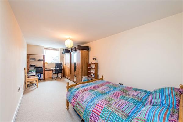 Flat Sanctuary Street in Greater London