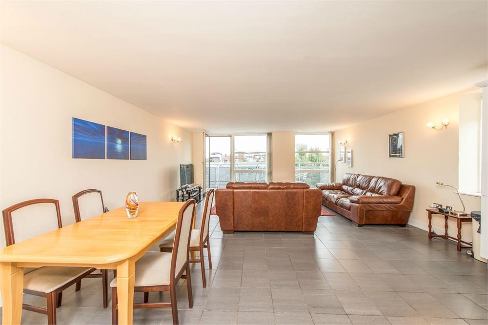 Flat Sanctuary Street in Greater London