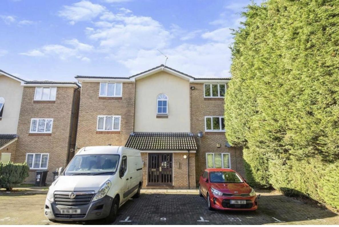 Flat Turnberry Court in Three Rivers