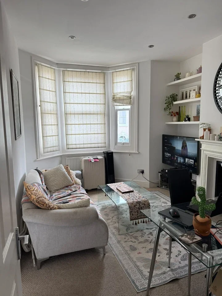 Flat Blakemore Road in Greater London