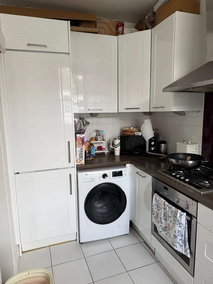 Flat Blakemore Road in Greater London