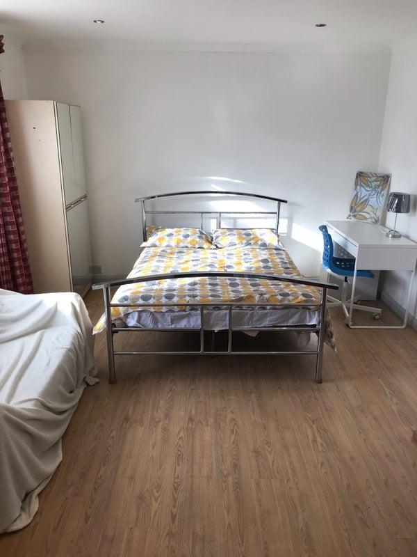 Room Dedworth Drive in Windsor
