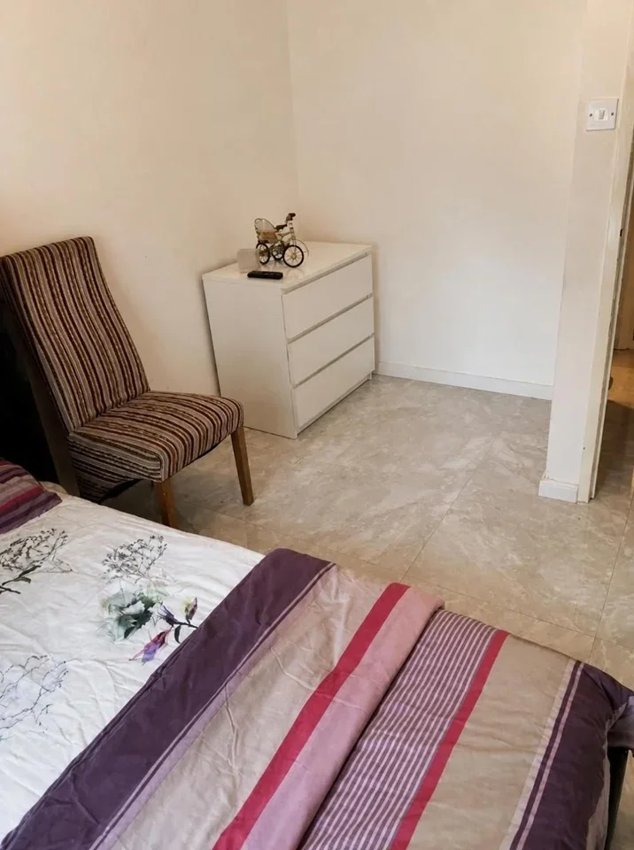 Room Knight's Hill in Greater London
