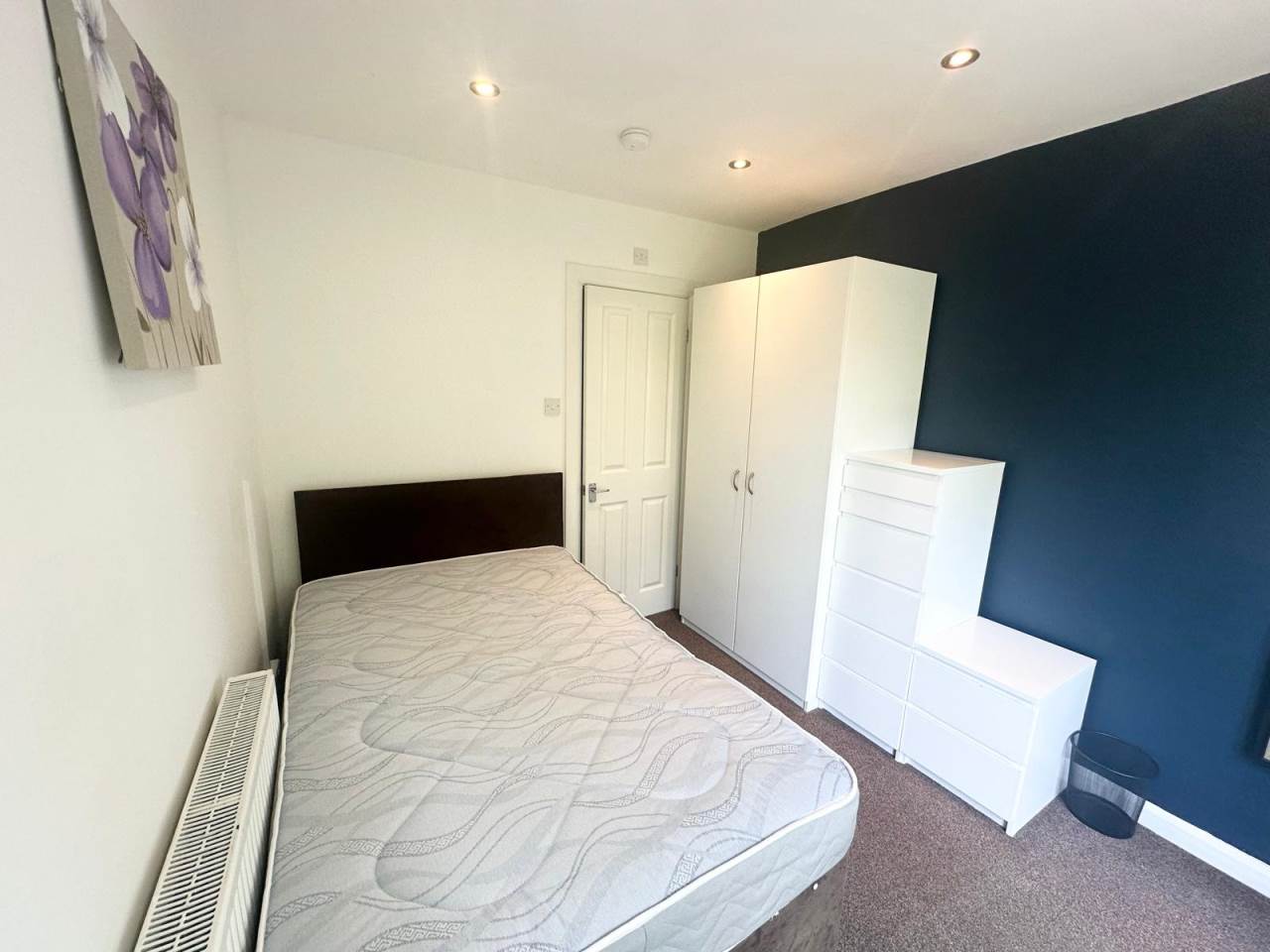Room Burley Road in Leeds