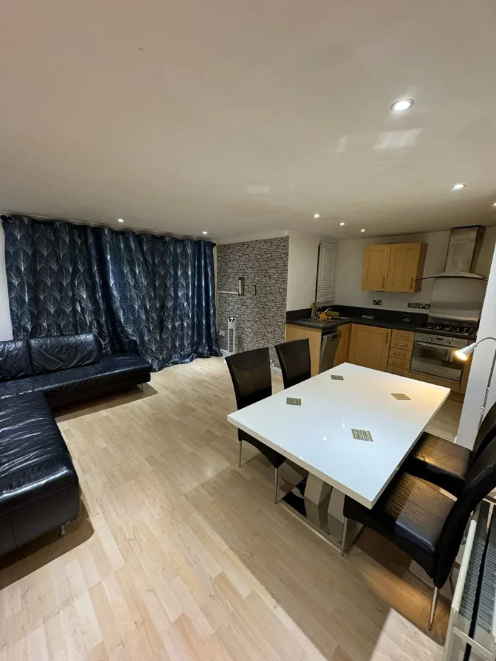 Flat Great North Way in Greater London