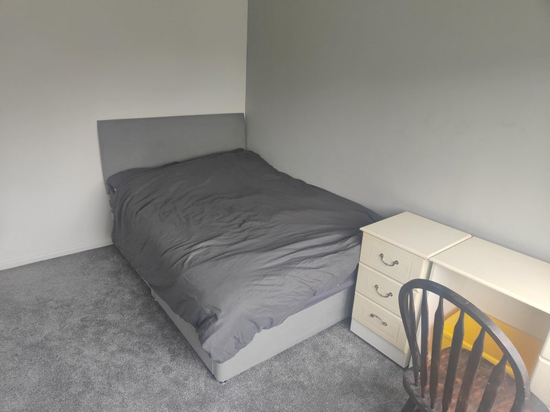 Room Fir Trees Avenue in Preston