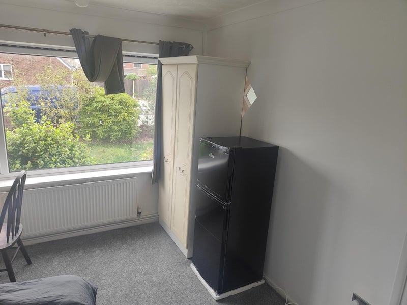 Room Fir Trees Avenue in Preston