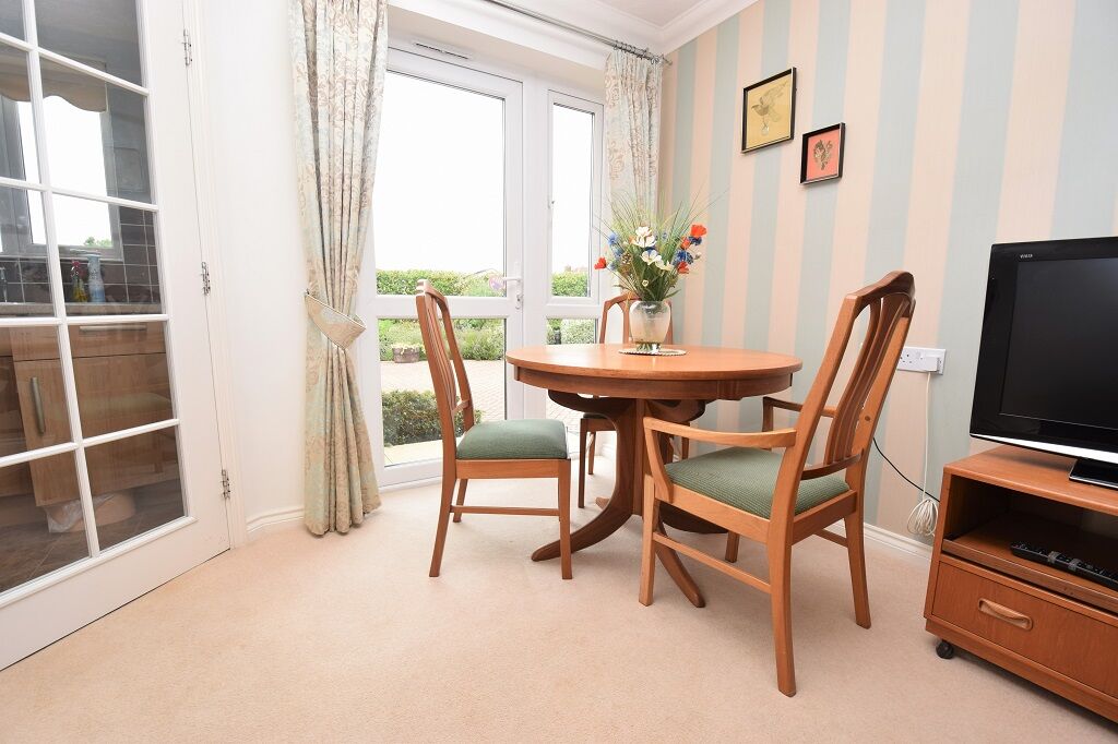 Flat Wellington Avenue in Princes Risborough