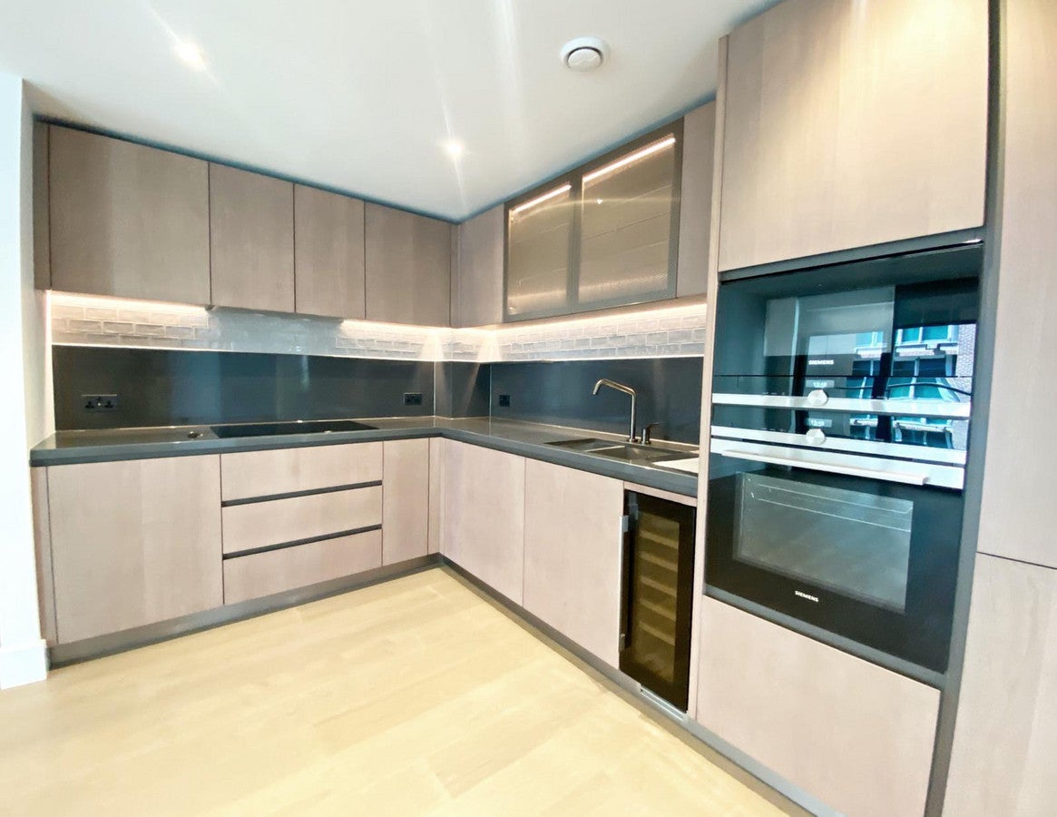 Flat Prince of Wales Drive in Greater London