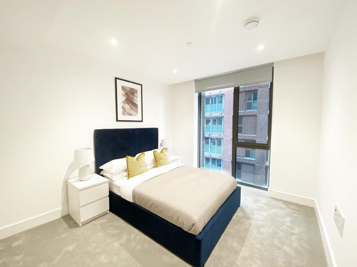 Flat Prince of Wales Drive in Greater London