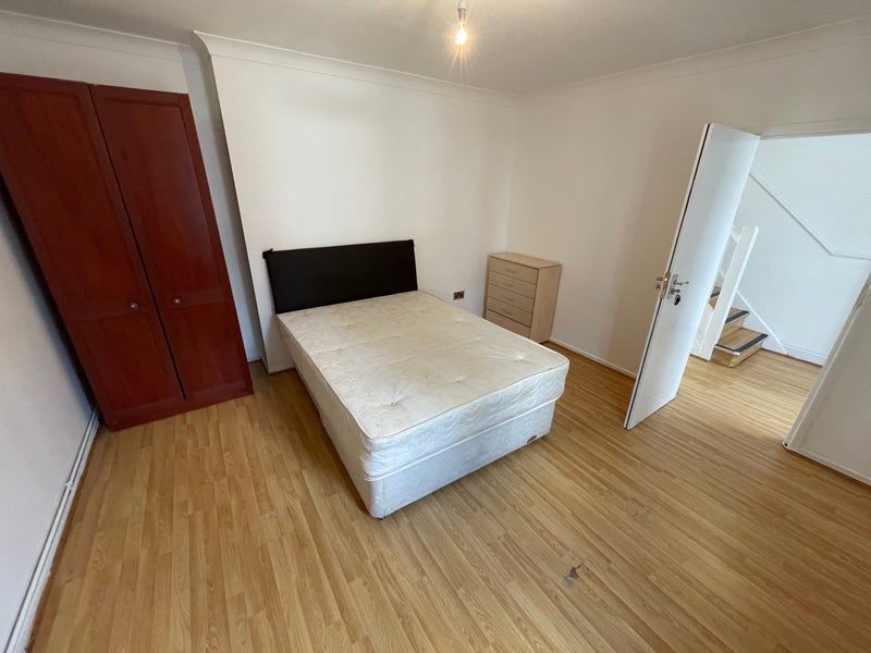 Room Argyle Road in Greater London