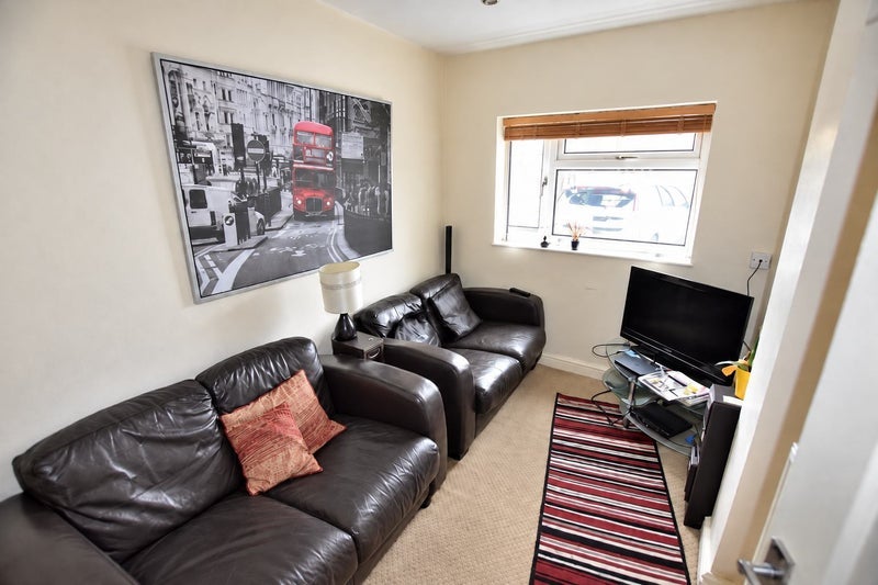Room Lincoln Avenue in Newcastle-under-Lyme